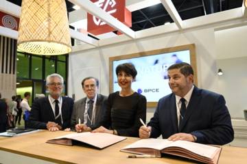 Christine Fabresse, directrice générale en charge de la Banque de proximité et Assurance du Groupe BPCE a signé la convention de partenariat entre BPCE et le groupe Action Logement, avec Bruno Arcadipane (président), Jean-Baptiste Dolci (vice-président), Bruno Arbouet (directeur général).