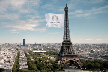 Passage du relais du drapeau olympique. Vue de Paris avec la Tour Eiffel et le drapeau olympique